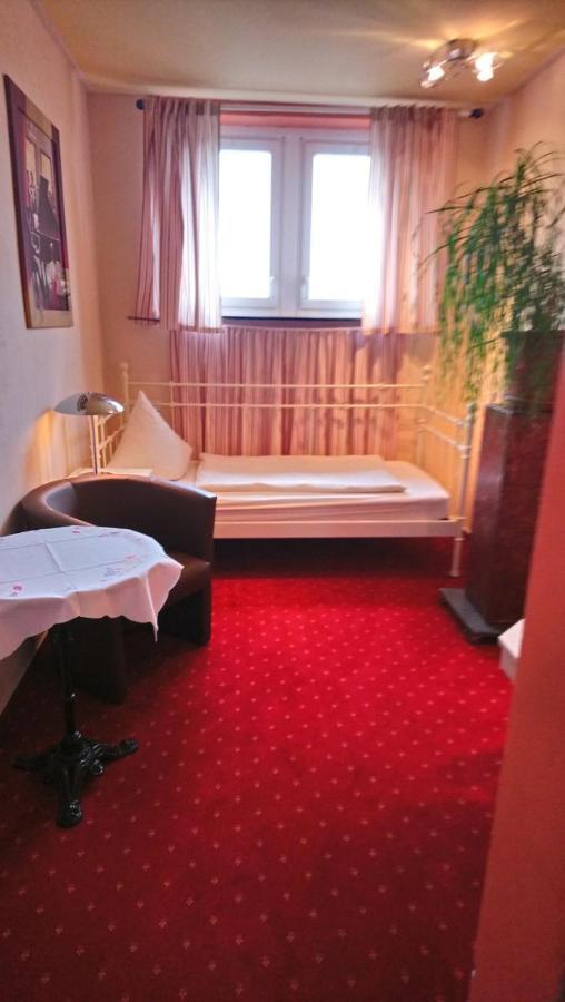 Gasthaus Und Hotel An Der Kost Хатинген Екстериор снимка