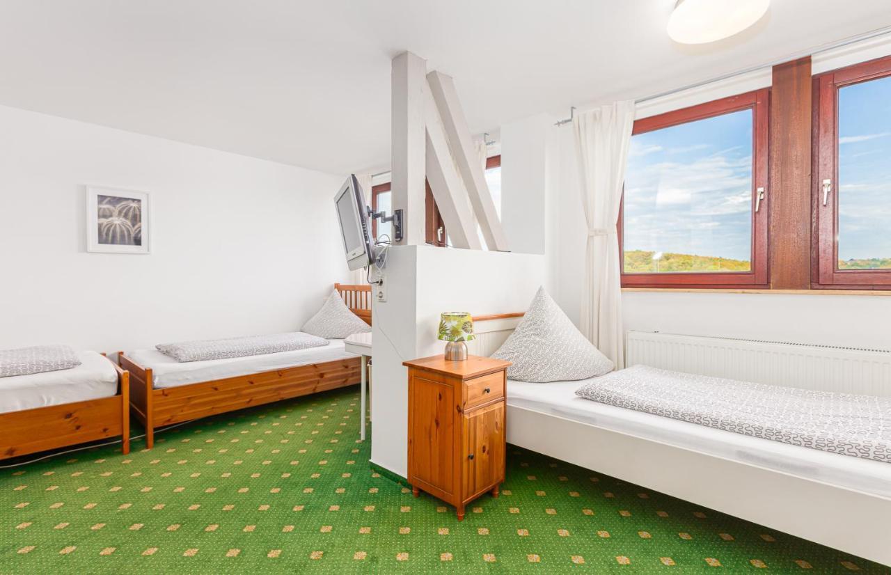 Gasthaus Und Hotel An Der Kost Хатинген Екстериор снимка